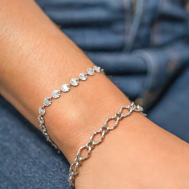 STAINLESS-STEEL_HAMMERED-OVAL-BRACELET_LIFESTYLE_2